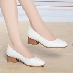 3 centimetri Traspirante Confortevole Superficiale Scarpe di Cuoio Morbido Mocassini Delle Donne 2024 Autunno Med Blocco Tacchi Scarpe Mocassini Bianchi Ufficio Mamma