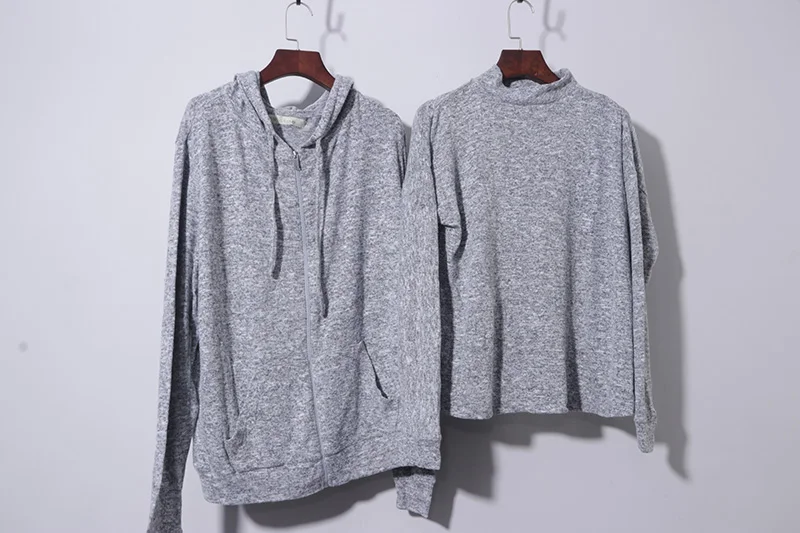 เสื้อเบสเลเยอร์ทรงเข้ารูป คอสูง ผ้าเนื้อนุ่ม สวมใส่เป็นเสื้อตัวในได้ สไตล์ลำลอง ผลิตจากผ้าโพลีเอสเตอร์ผสมวิสโคส มีฮู้ด สีพื้น ผ้าถัก