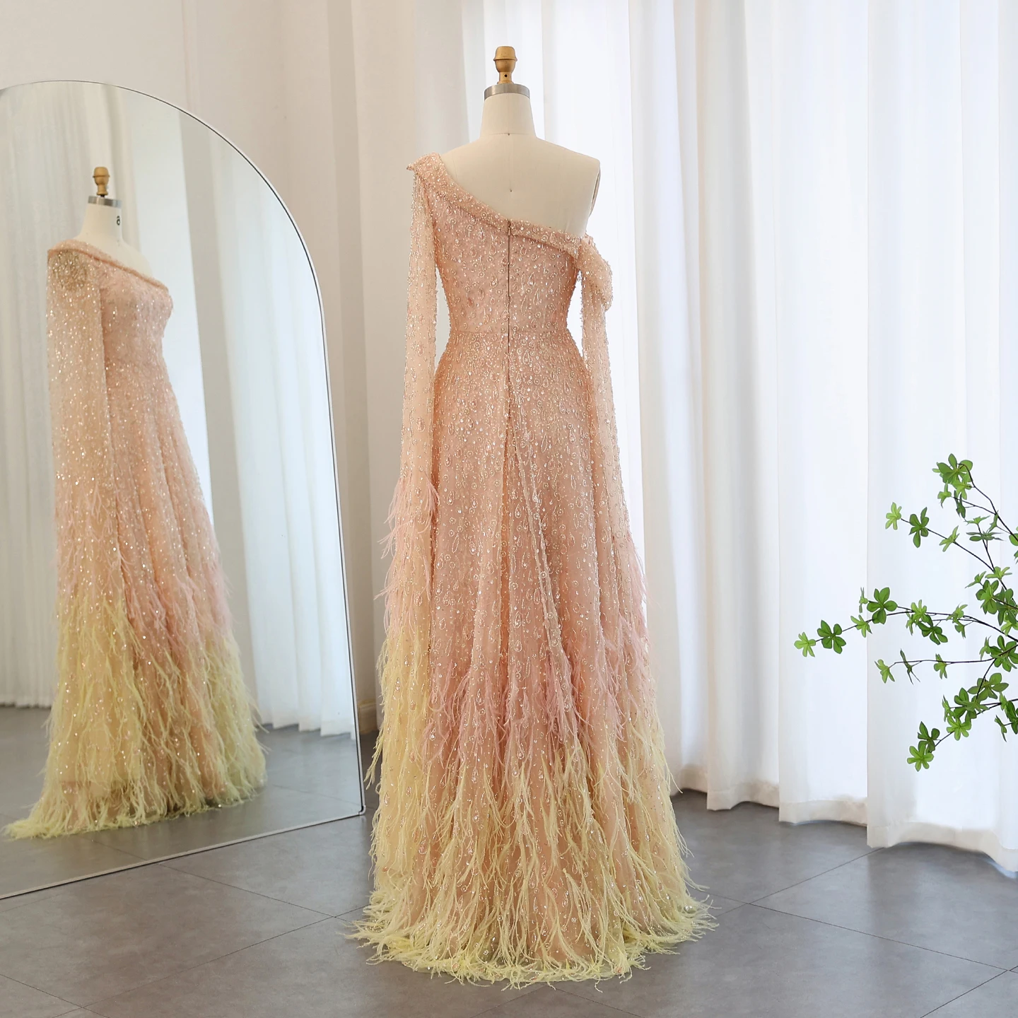 Sharon Said Luxuriöses Federkleid mit einer Schulter und Cape-Ärmeln in Roségold und Flieder für Hochzeitsfeiern, Modell SS438, Maßanfertigung – Detail 12