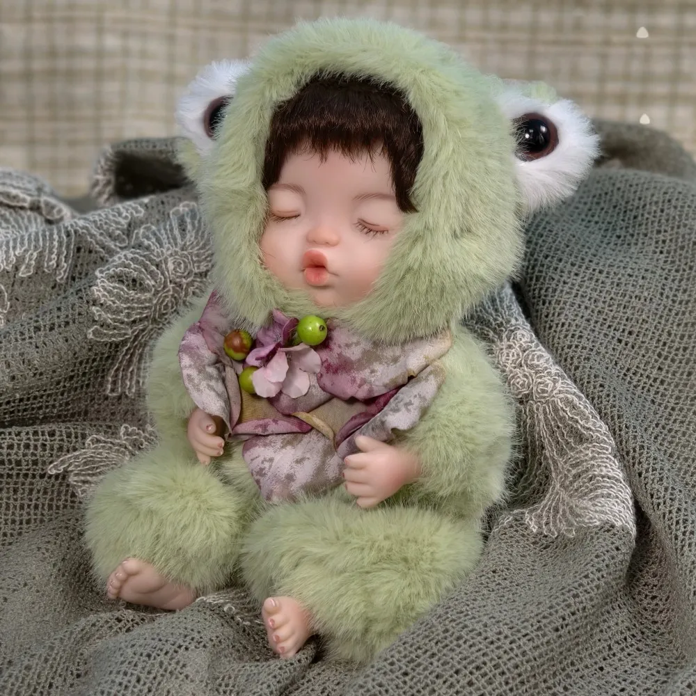 10 นิ้วตุ๊กตาเด็กทารก Reborn ตุ๊กตาเต็มรูปแบบ Kawaii ไวนิลสาว Original กบสีเขียวหมวกเหมือนจริง 3D ผิว Reborn สําหรับเด็ก Xmas ของเล่น