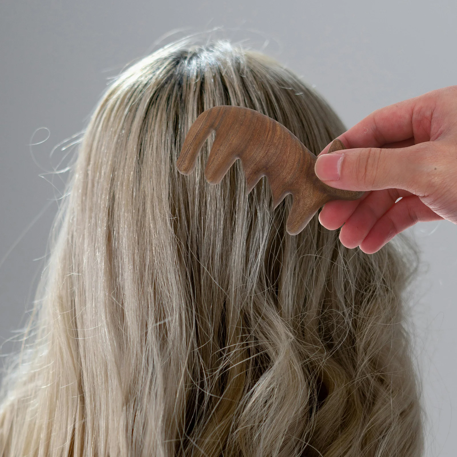 

1 шт., массажная расческа в форме кошки, сандаловое дерево, массажер для кожи головы с широкими зубьями для густых длинных волос, уход за акупунктурными точками, портативный релаксатор