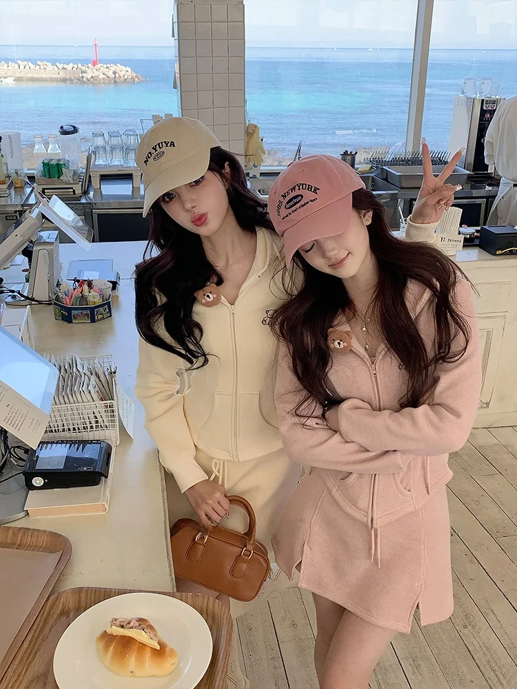 

Комплект Acaine Little Bear Brownie: повседневный комплект с короткой юбкой и вышитым худи, новинка весны и осени, модный женский комплект