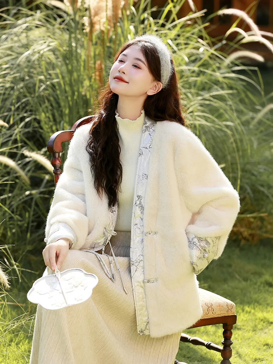 

Новая китайская шуба из меха левобережного бобра, женская, зимняя, версия 2025 года, малый размер, верхняя одежда с пуговицами