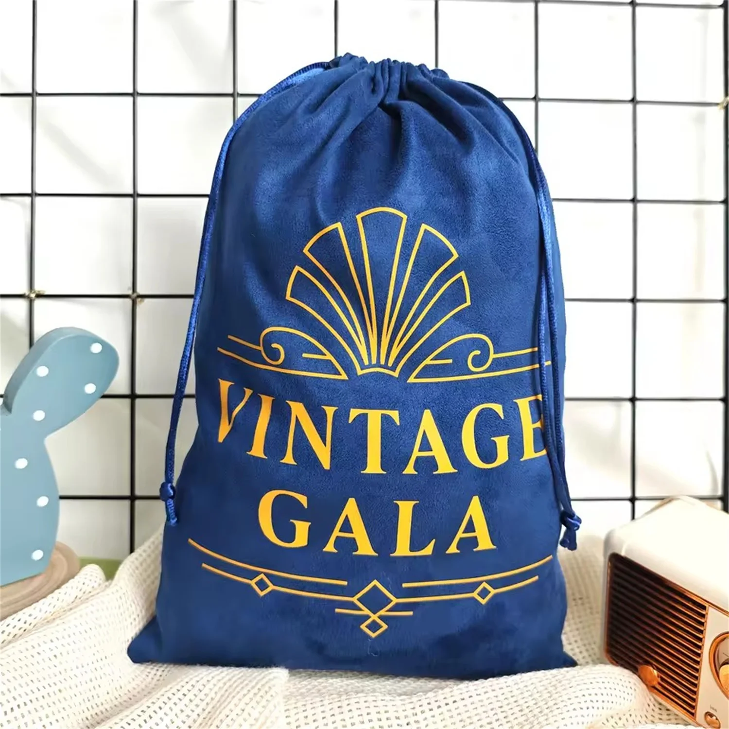 

Массовая упаковка, 100 упаковок, фланелевая сумка для ювелирных изделий с логотипом, бархатные мешочки, косметическое кольцо, серьги, кулон, браслет, упаковочный карман