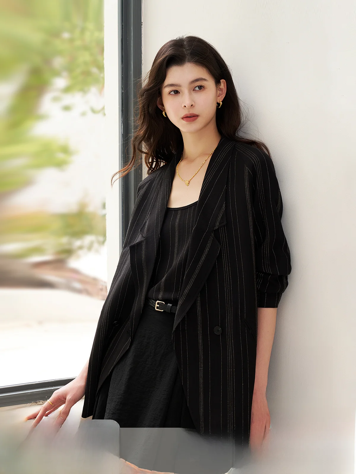 

Женская модная верхняя одежда средней длины с фактурной вышивкой золотой нитью, винтажным воротником и изысканной переплетенной текстурой