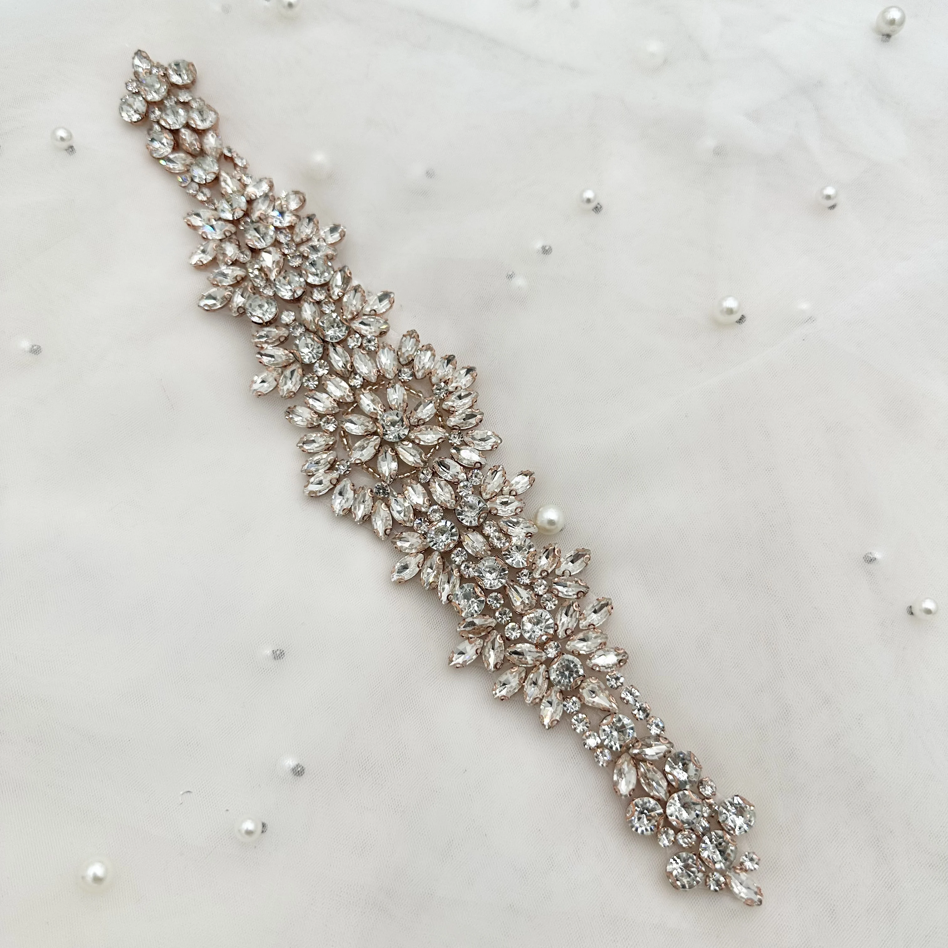 Рисунок 6 - Зеленый, сшитый вручную стеклянный бриллиант