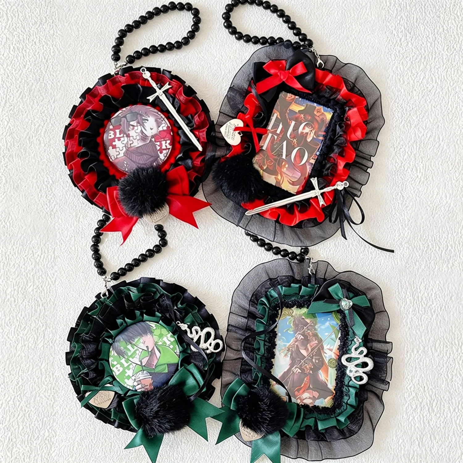 Metal Photo Panel - Handgefertigter Fotokarten‑ und Abzeichenhalter, Perlenkette, Satinrüschen,