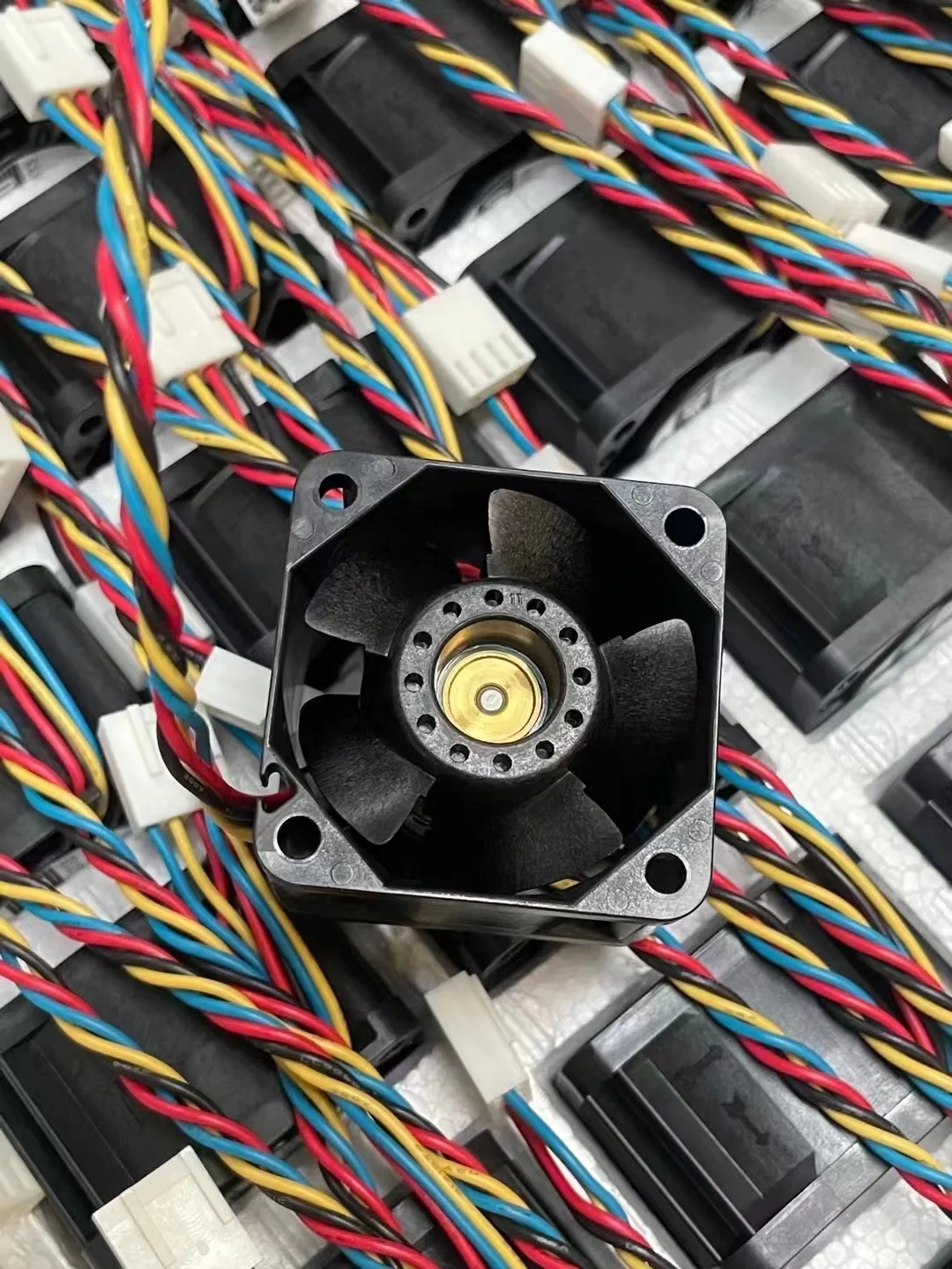 Ventola di raffreddamento per server SANYO DENKI 9PH0412P3J033 DC 12V 0,35A 40x40x28mm a 4 fili