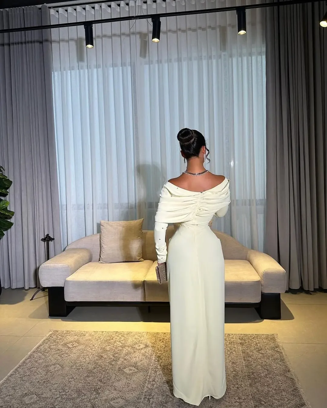 Jersey Kristal Temperamen Khusus Gaun Malam Lurus dari Bahu Gaun Selebriti V-Neck Lengan Panjang Halus