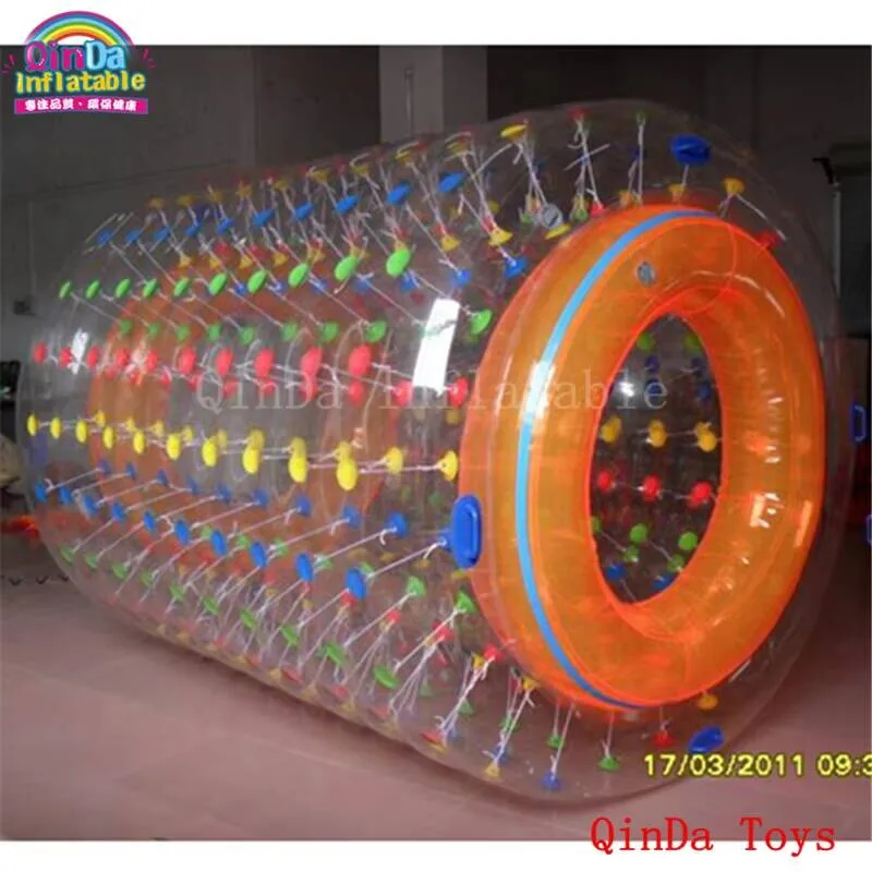 كرة دوارة للمياه بمضخة هواء مجانية للبالغين والأطفال، أسطوانة مشي قابلة للنفخ على الماء لحمام السباحة