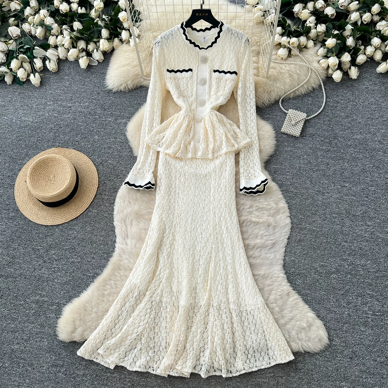 Luxuriöses Spitzen-Maxikleid im Zweiteiler-Look für Damen, mit Kontrastbesatz, langen Ärmeln, Peplum-Taille, Meerjungfrauen-Schnitt und Perlenknöpfen, elegantes Partykleid.