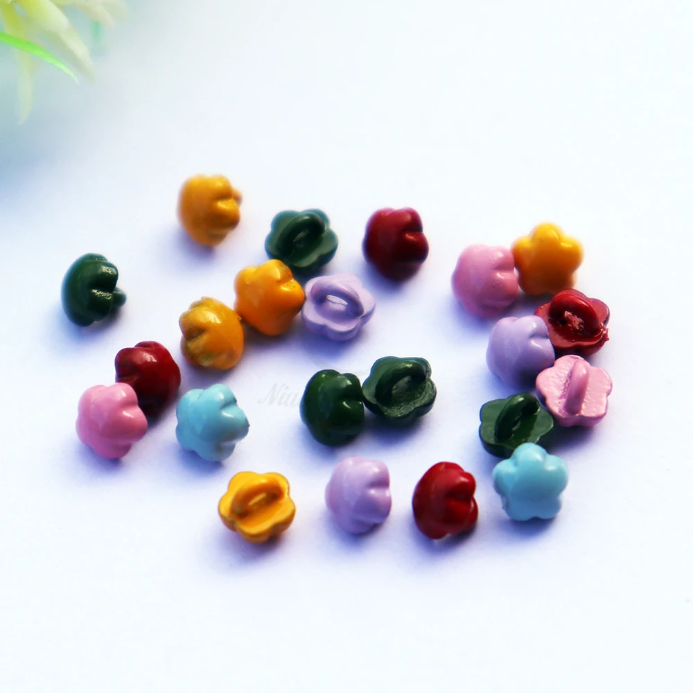 50 stücke 4mm Mini Blume Tasten Schaft Gemischten Farben Tiny Metall Kleine Puppe Kleidung Taste BJD Puppe Tuch Zubehör