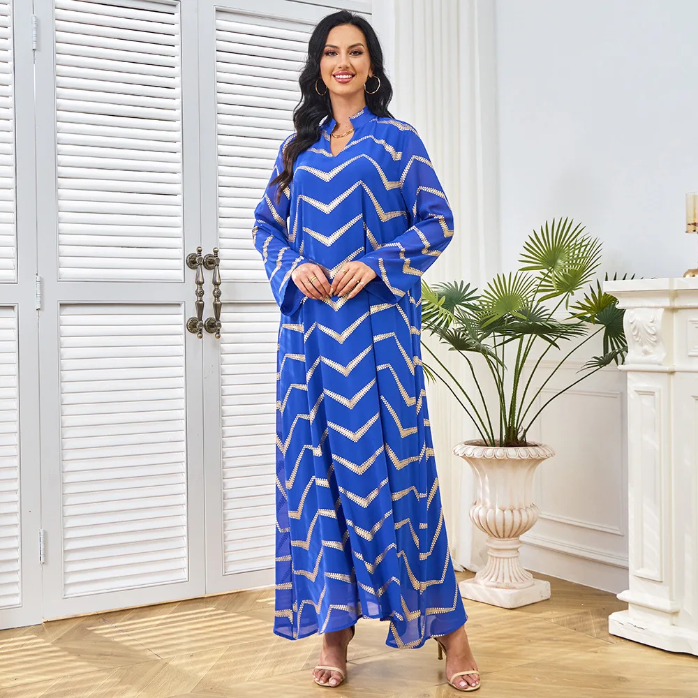 

Мусульманская женская одежда в Дубае. Новый стиль в Саудовской Аравии. Элегантное платье с V-образным вырезом и длинными рукавами, вышивкой и золотым тиснением.