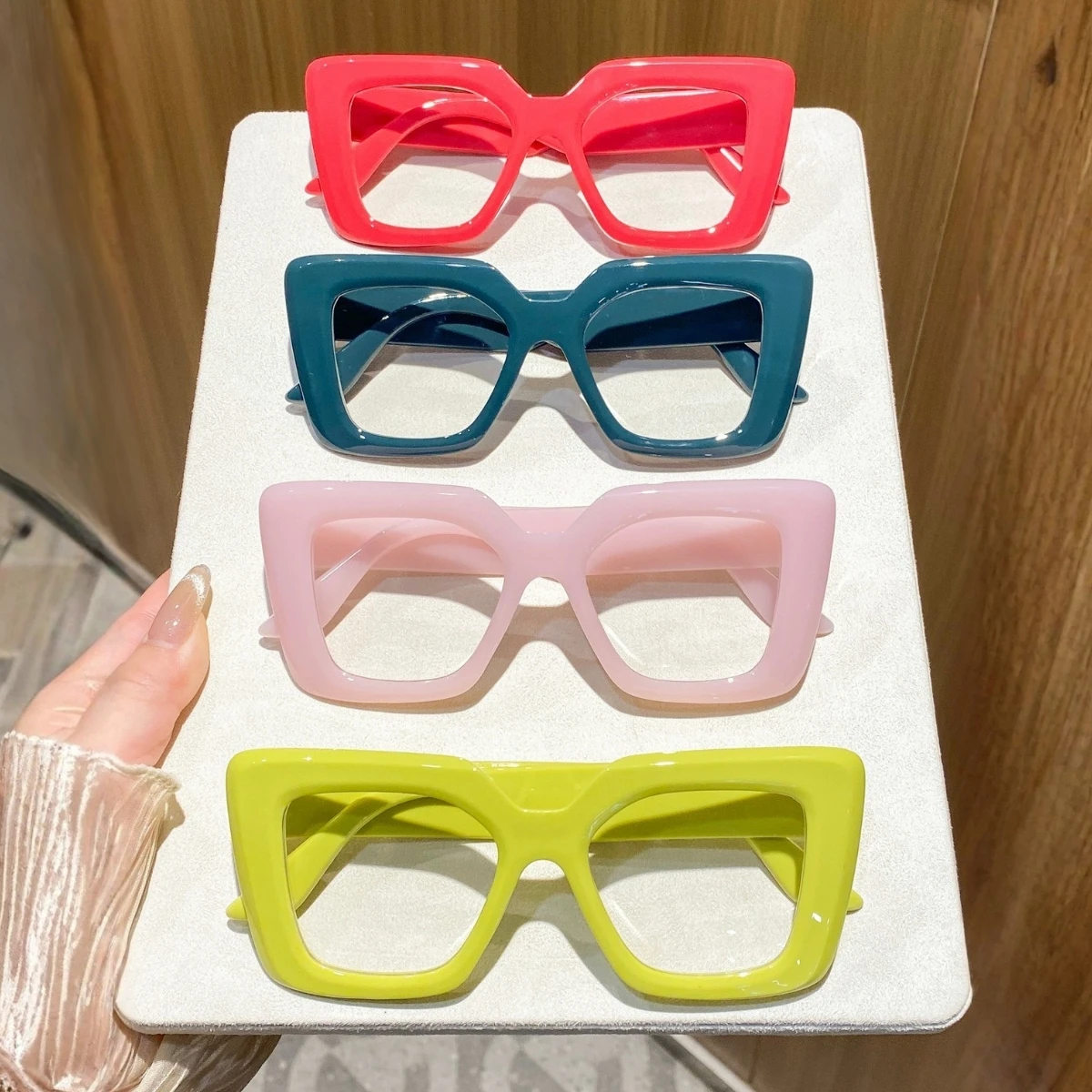 4 Pairs of Women's Large Square Thick-Frame Dopamine Flat Glasses, Bright and Eye-Catching, Trendy and Versatile Women's Glasses, Suitable for Amusement Park Outings, Parties, and Creative Outfits