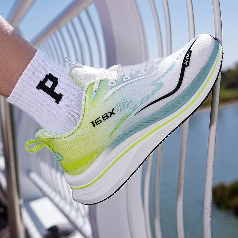 أحذية ماراثون من لوحة الكربون للرجال أحذية رياضية كاجوال عالية الجودة أحذية رياضية للجري خفيفة الوزن ومريحة أحذية رياضية للصالة الرياضية