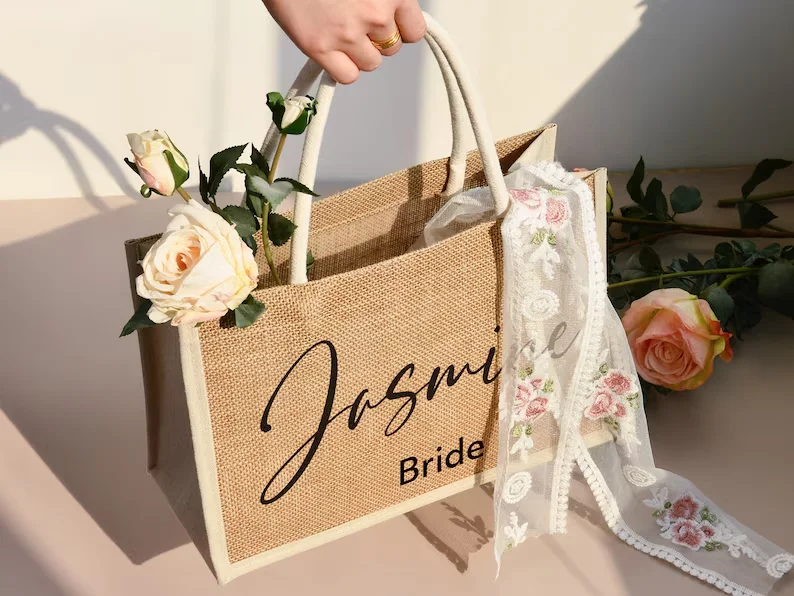 Bolsos de arpillera personalizados para dama de honor, bolso de mano de arpillera con nombre, bolsa de playa con monograma, bolsa de arpillera personalizada, bolsa de yute, regalos de boda para dama de honor