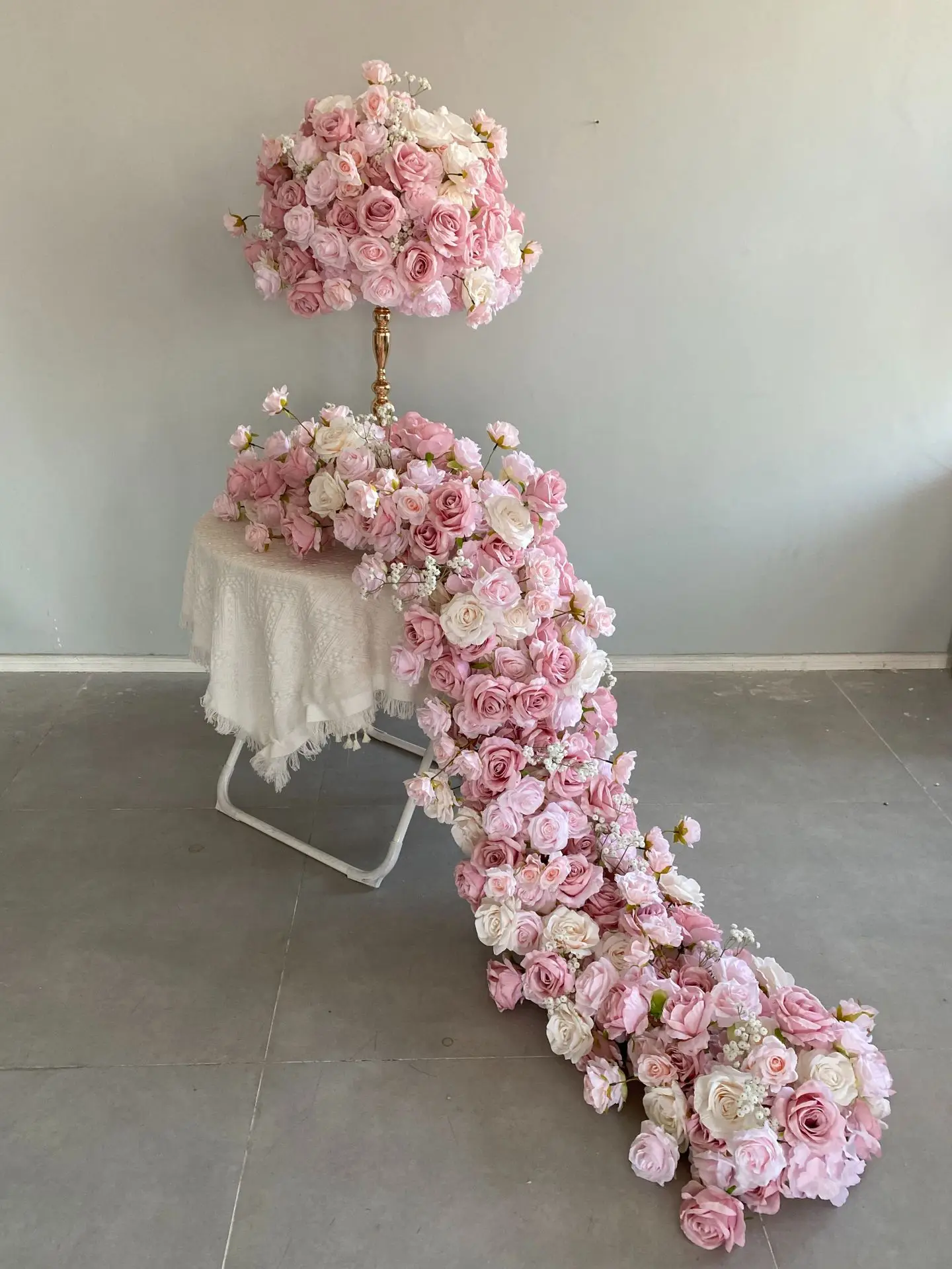 Rosa künstliche Blumenkugel und Blumenreihe, Hochzeitstischbogen, Hintergrund, Blumendekoration für Veranstaltungen, Bankette, Heimdekoration, Großhandel – Detail 3