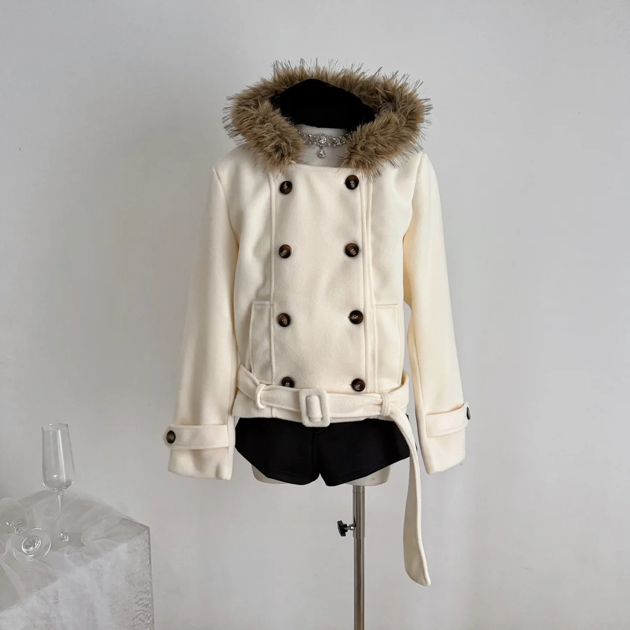 

Женское шерстяное пальто с капюшоном и меховым воротником, двубортное короткое пальто, осень-зима, английское однотонное пальто с длинными рукавами и поясом, шикарное пальто