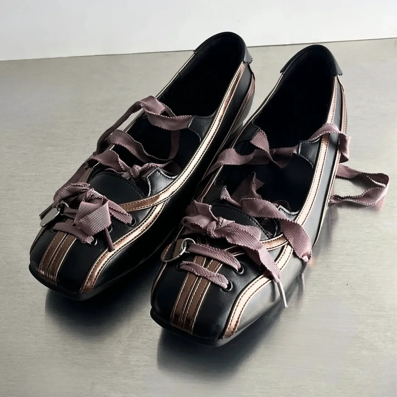 

Женские туфли-лодочки Мэри Джейн на шнуровке с бантом и квадратным носком на плоской подошве, разноцветные туфли в стиле ретро с мелким металлическим украшением, 2025 г.