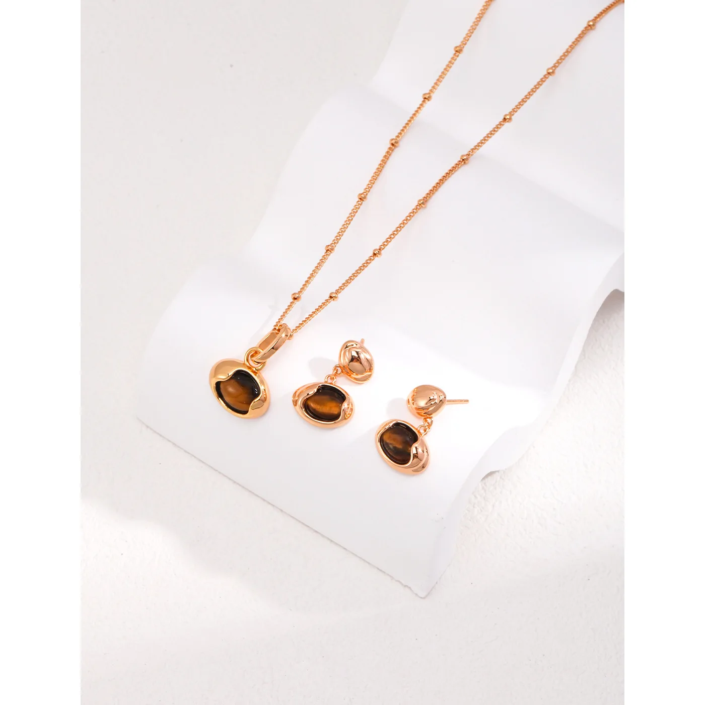 

Unique Personality, High Sense, Tiger Eye Stone Bean Pendant Necklace, Female Autumn and Winter 2024 New Clavicle Chain