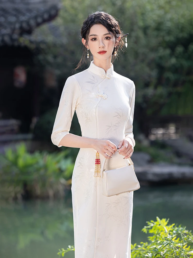 

Белое кружевное вечернее платье-ципао с высоким разрезом для регистрации брака