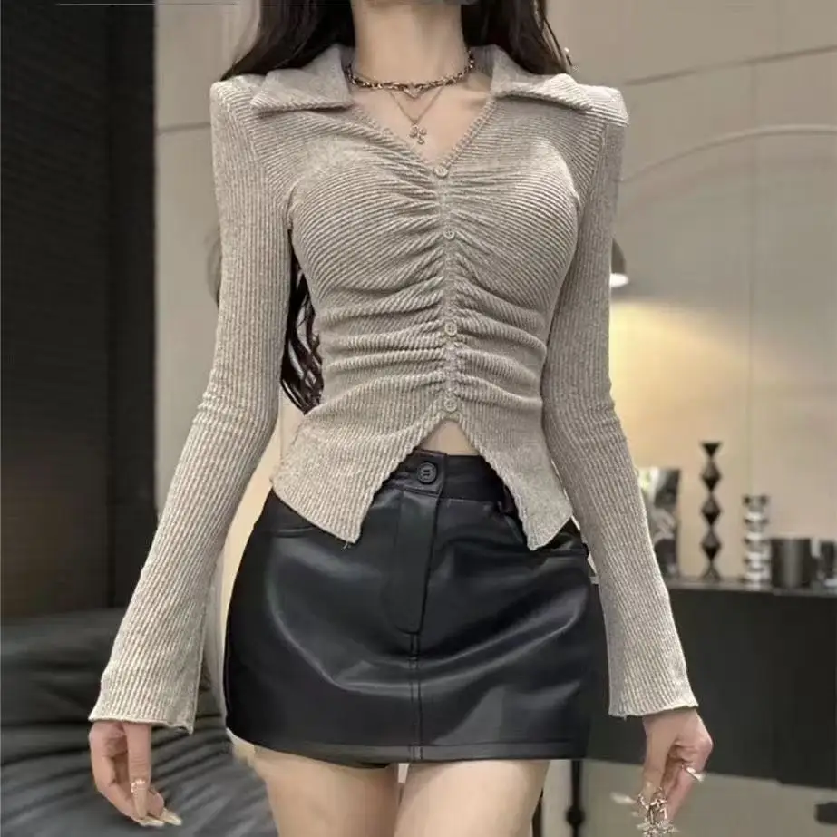 Design Sense Flip Collar Pequeno Plissado Fenda Suéter de Malha Início da Primavera Temperamento Retro Slim Fit Emagrecimento Curto