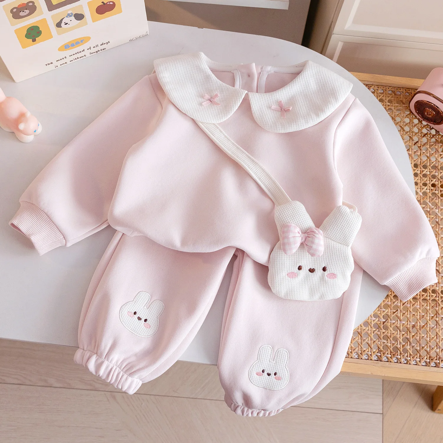 

Милый комплект для девочек, новинка весна-осень 2026: свитшот с воротником-стойкой и спортивные брюки с мультяшной вышивкой, комплект из 2 предметов