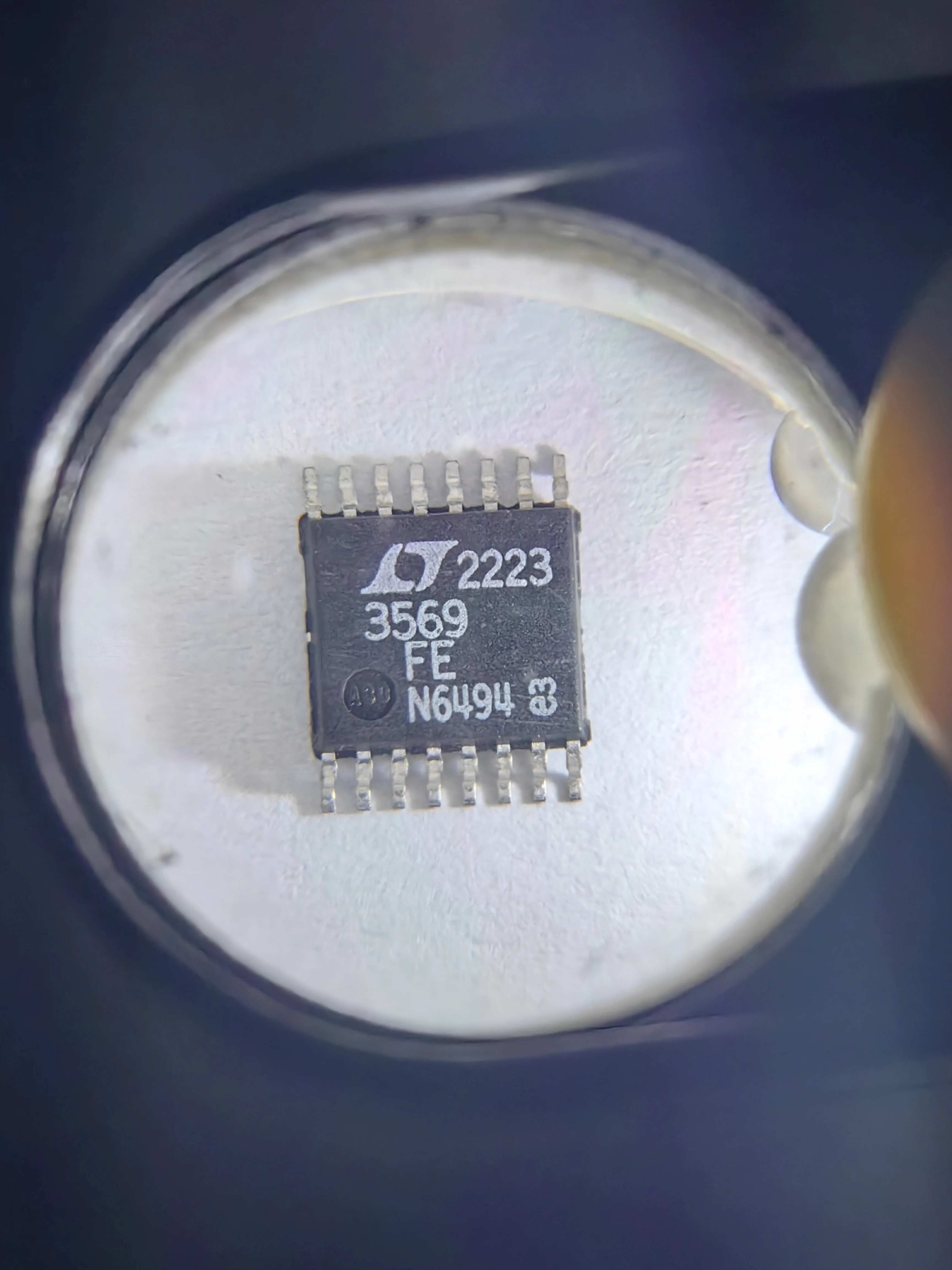 LTC3569EFE LTC3569IFE LTC3569EUD LTC3569IUD LTC3569 - Regulador Buck Triplo com 1,2A e duas saídas de 600mA