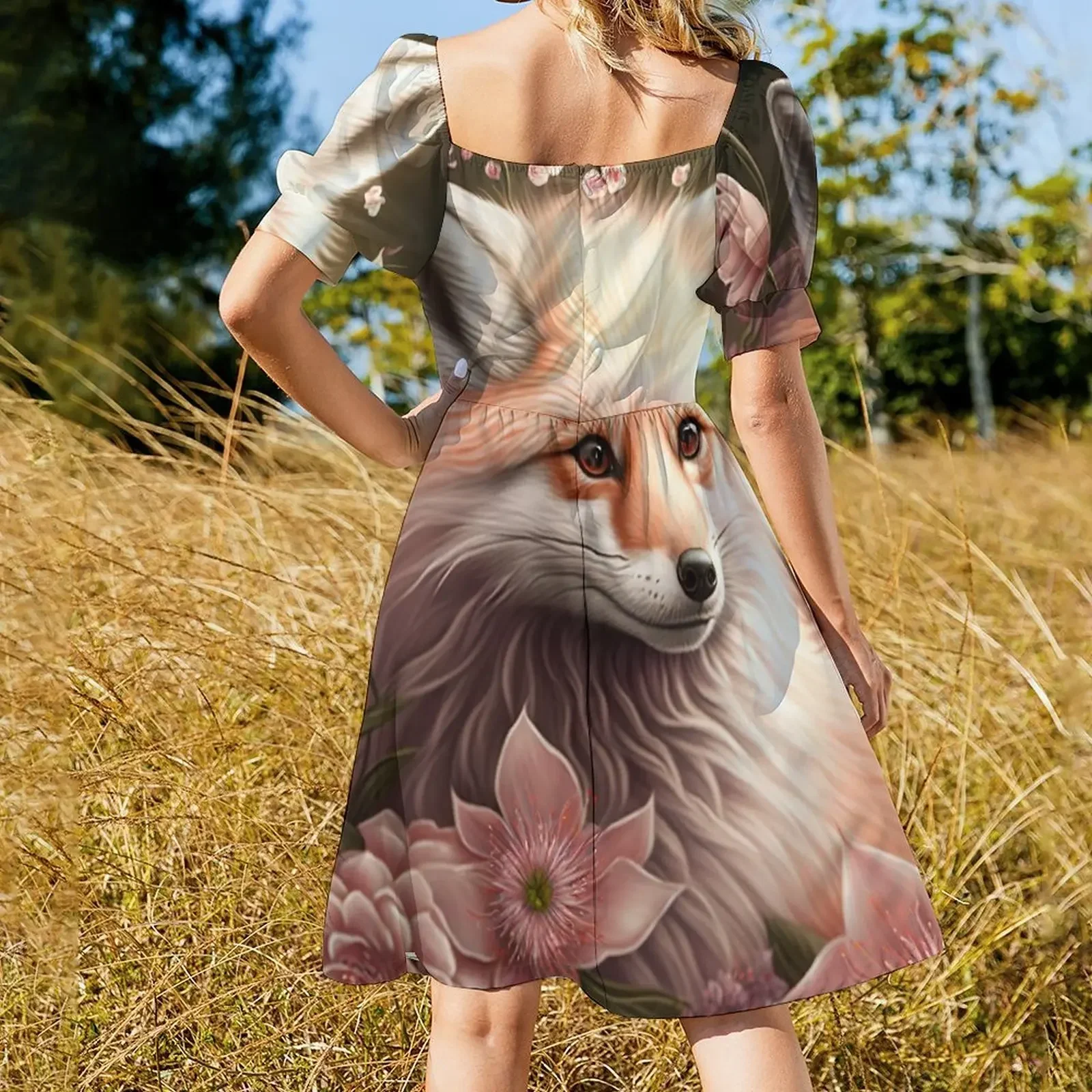 Fuchs verbirgt auf einem Blumenfeld. Ärmelloses Kleid, luxuriöses Damen-Abendkleid, Sommer-Damenkleid 2025, Abschlussball 2025,