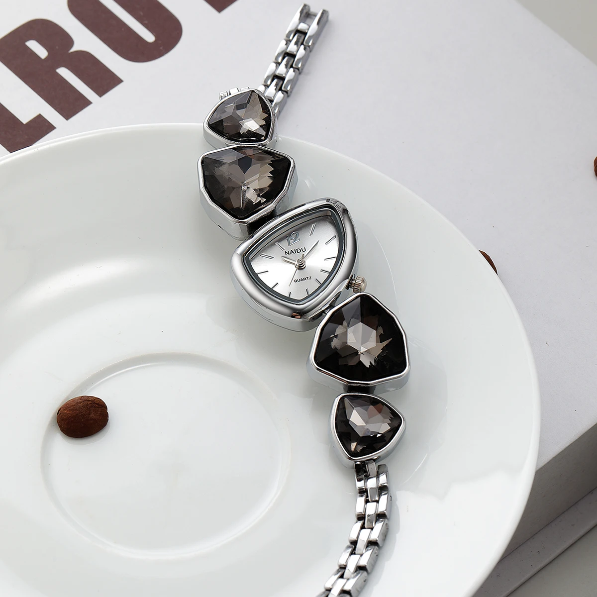 

Irregular Shape Casual Easiest for Match Vintage Quartz Watch for Daily Wear