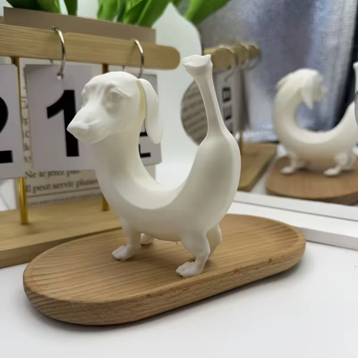 Newest 3D Printed Banana Shaped Dachshund Statue Cute Curved Sausage Dog Sculpture Funny Desktop Decor Ornament