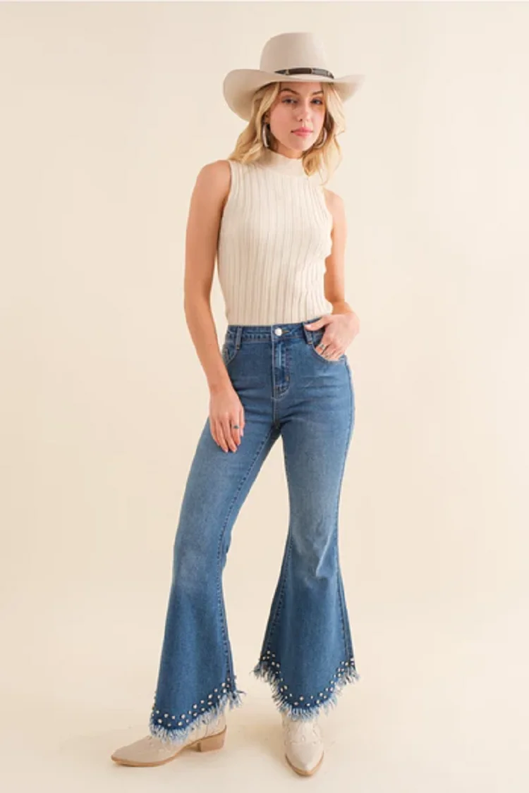 

Elegant plus-size ladies' flared jeans with rhinestone tassels at the hem
