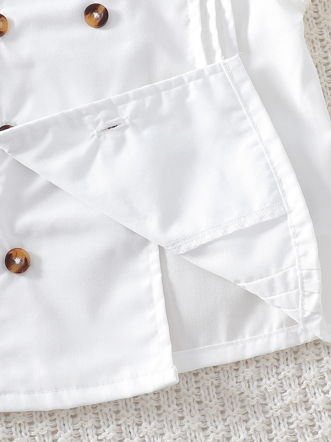 قميص صيفي جديد بأكمام قصيرة وأزرار بلون سادة لعام 2025 على طراز الكلية