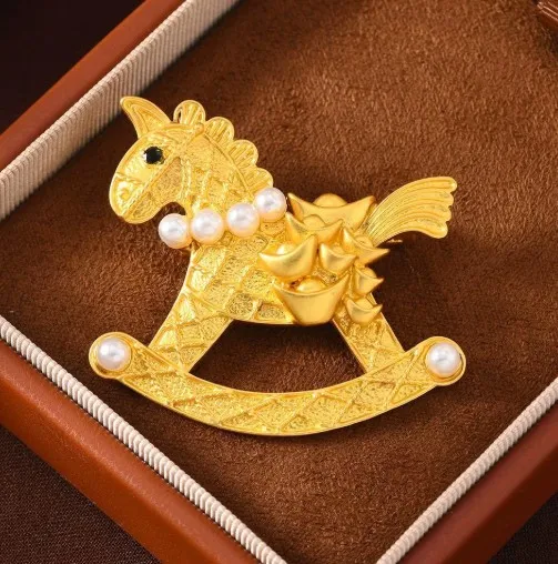 Retro matte gold brooch, personalized metallic feel, wooden horse chest flower, suit jacket, pin accessories