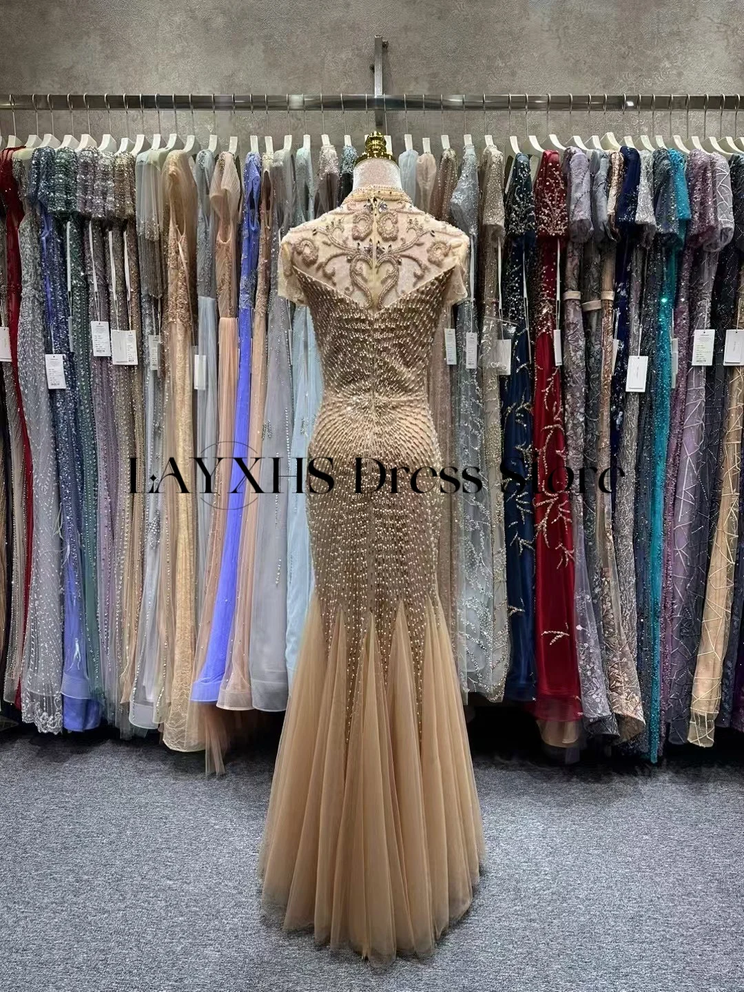 ที่กําหนดเองคอ Burnt สีส้มชุดราตรีแขนสั้น Mermaid ประดับด้วยลูกปัด Tulle Saudi คํา Appliques พรหมชุดอย่างเป็นทางการ