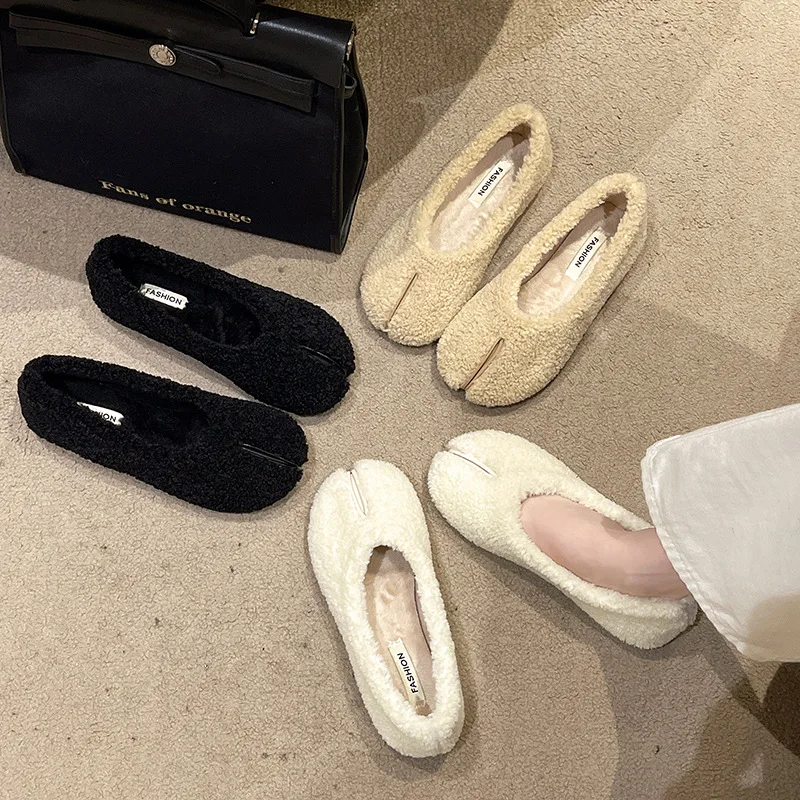 Koreanische Plüsch-Hufeisen-Split-Toe-Damen-Einzelschuhe mit flachem Mund, neue Slip-On-Schwein-Troter, vielseitige flache Oma-Slipper