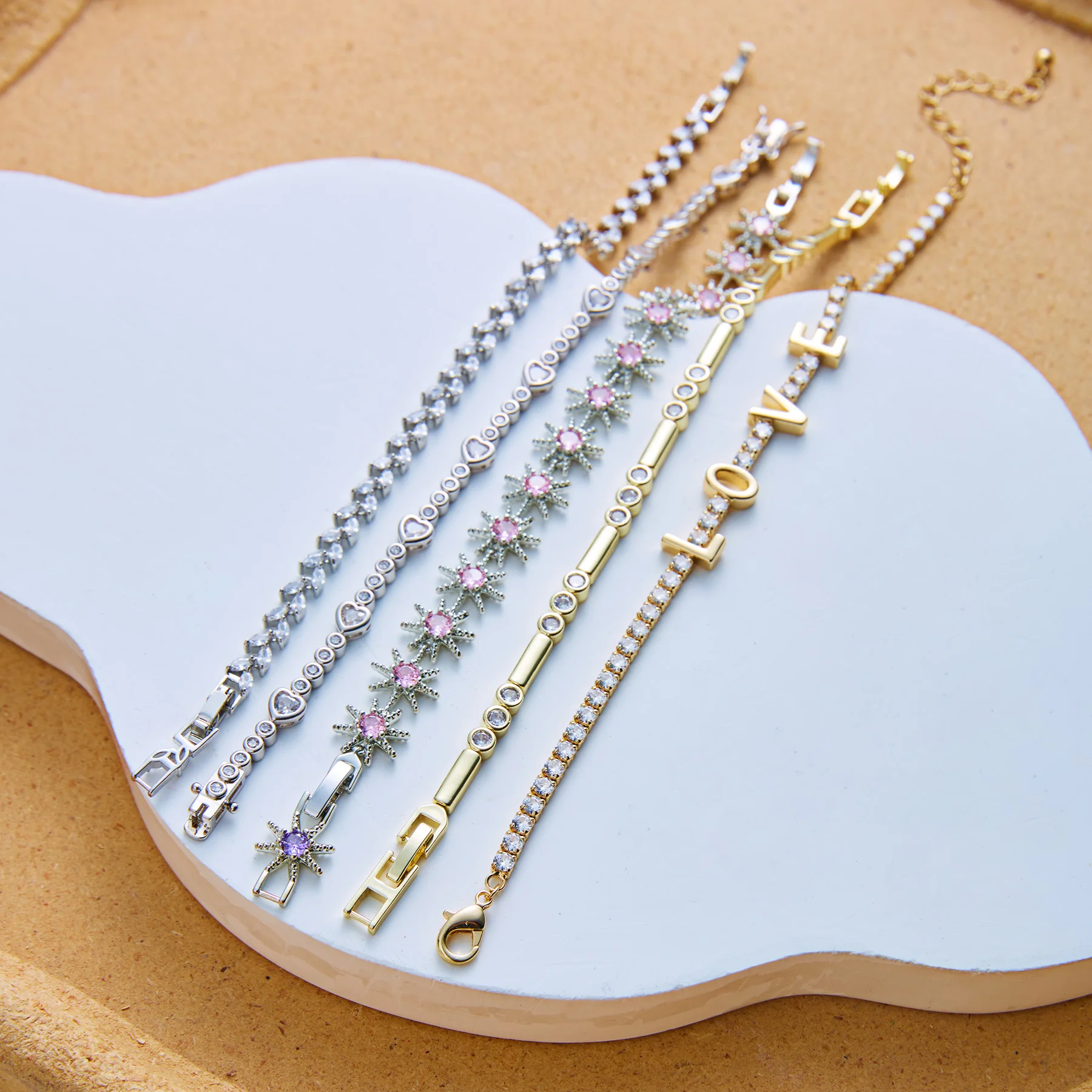 Exquisite Herz-CZ-Tennisarmbänder für Damen, mikropavébesetzt mit 5A Zirkonia, Blätter-Kettenarmbänder, Charms, stapelbarer Schmuck, Geschenke – Detail 5