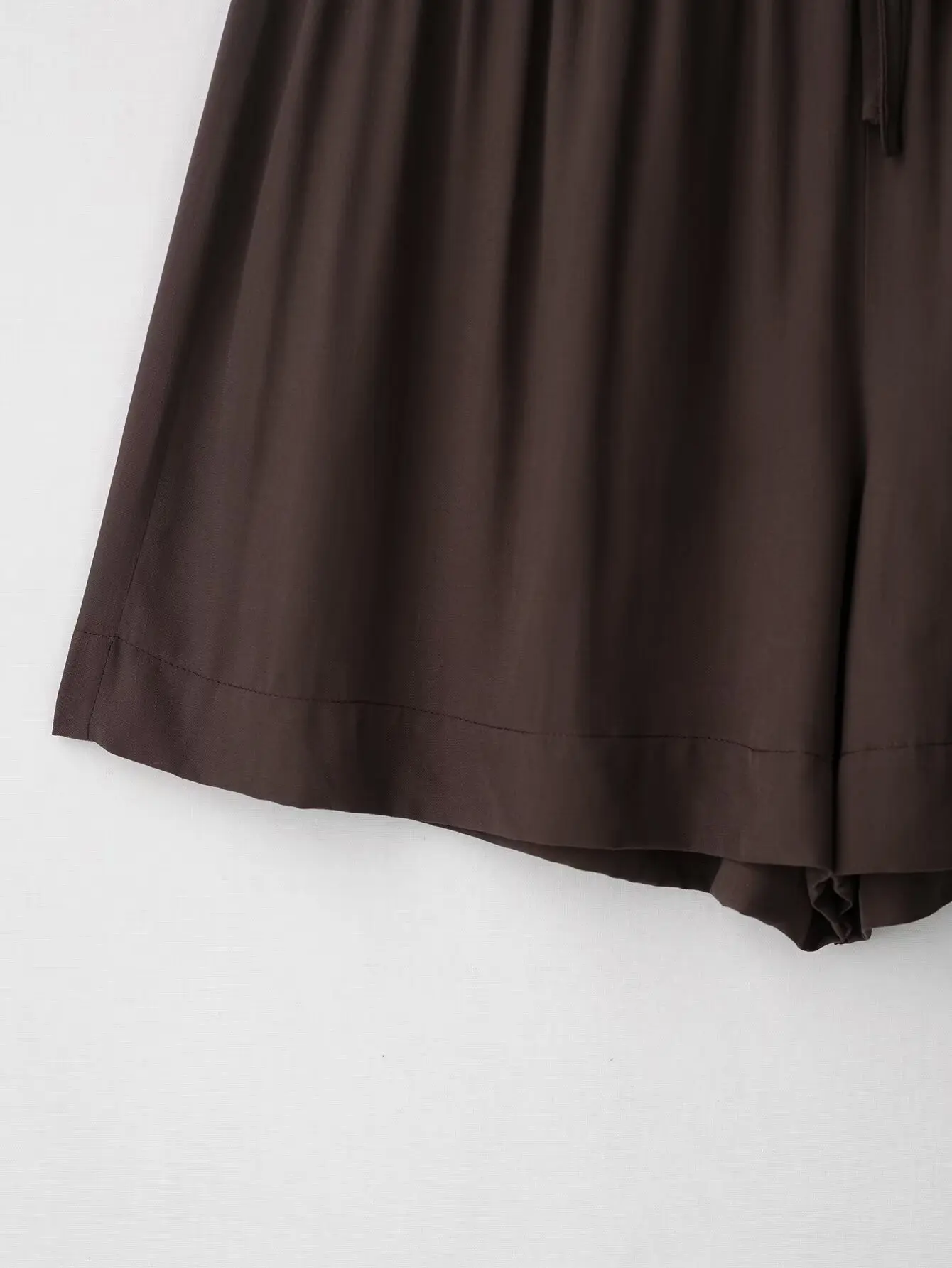 Simple temperament elastic waist shorts for women in summer 2025 new high waist wide-leg A-shaped hip slimming strap