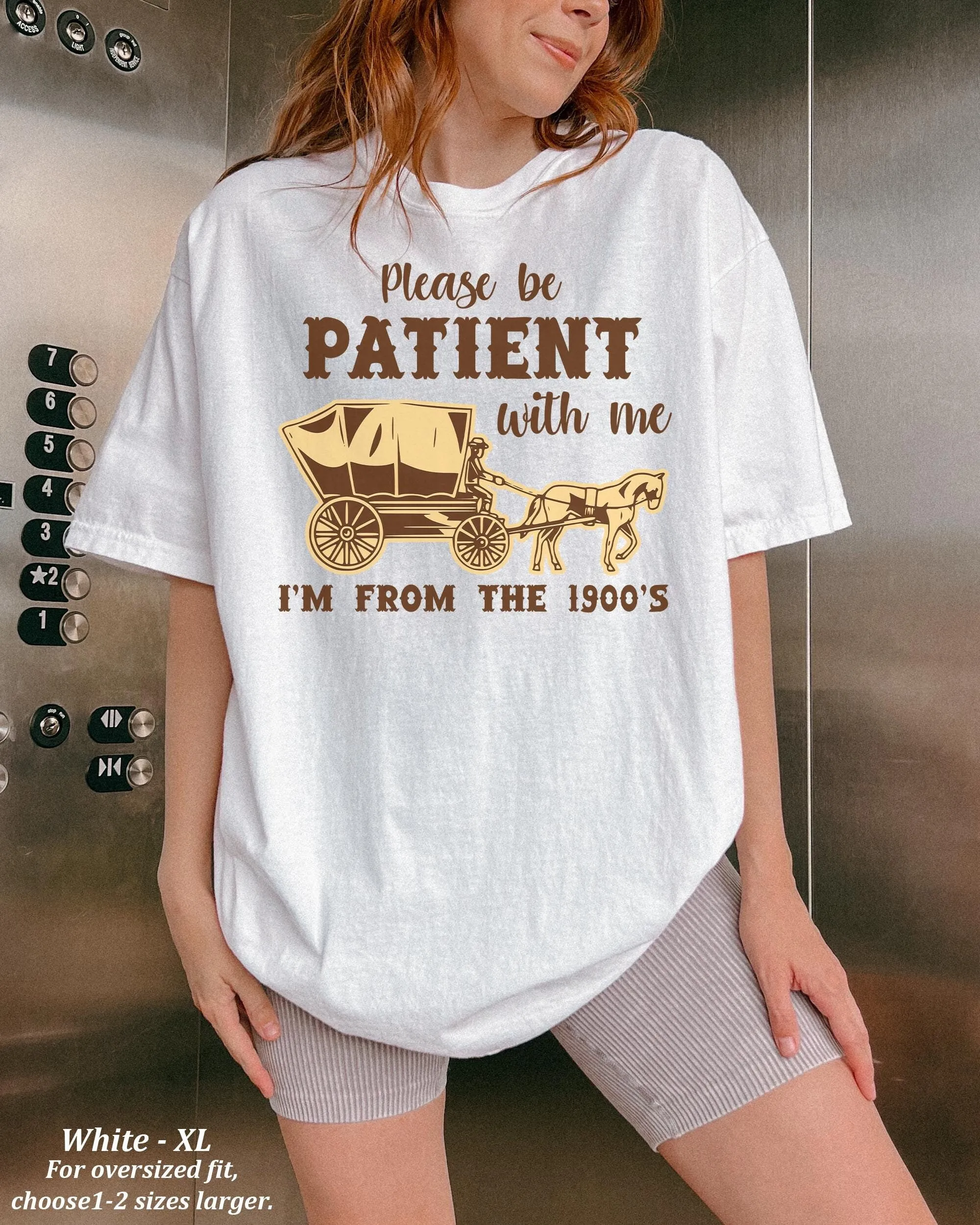 Комфорт цвета, пожалуйста, будьте терпеливы со мной, я от 1900 года. Футболка в стиле ретро в стиле вестерн, винтажная надпись.