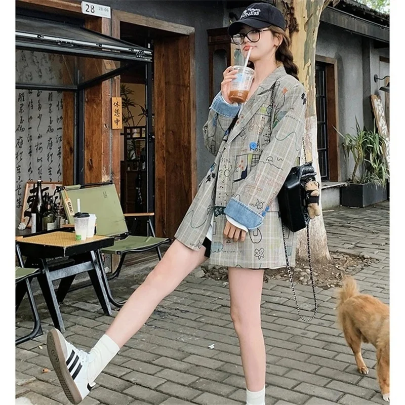 Mała niszowa kurtka z nadrukiem graffiti w kratę, nowy styl na wiosnę i jesień 2025, luźny krój na ramiona, casualowa koreańska wersja, średniej długości garnitur.