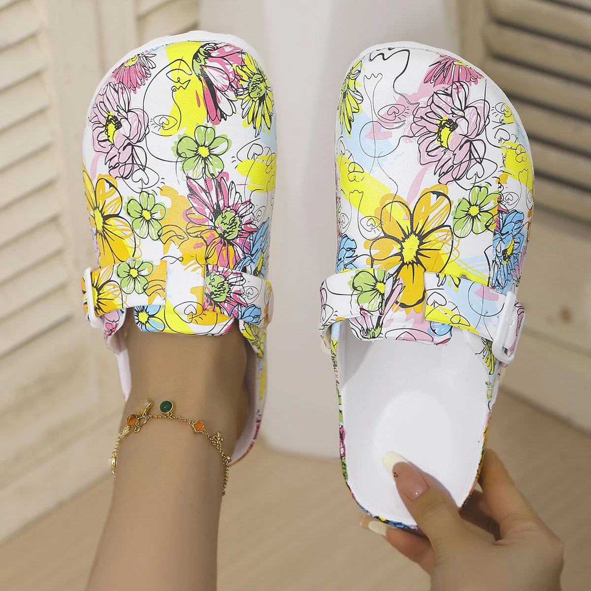 New Women's Slip-On Sandals Fashionable Artistic Chrysanthemum Print Comfortable and Durable Wedge Heel with Wear-Resistant Desi