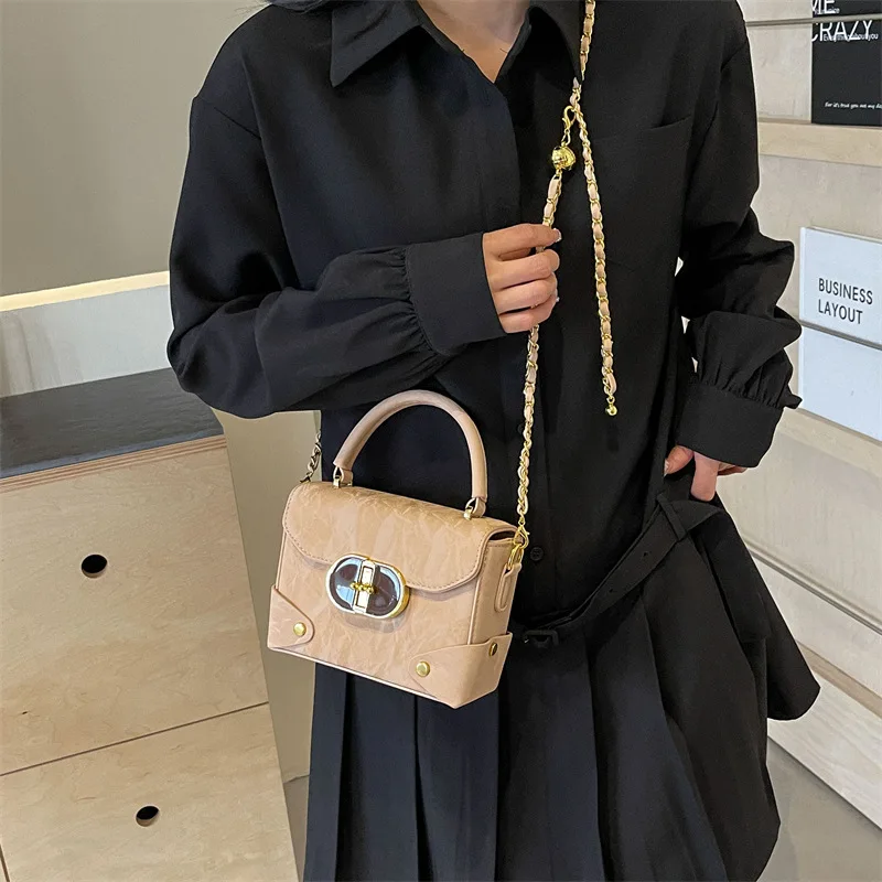 

Fashion-Forward Female Bag for Trendy Ladies Contemporary Design Crossbody Shoulder Bag for Style Statements