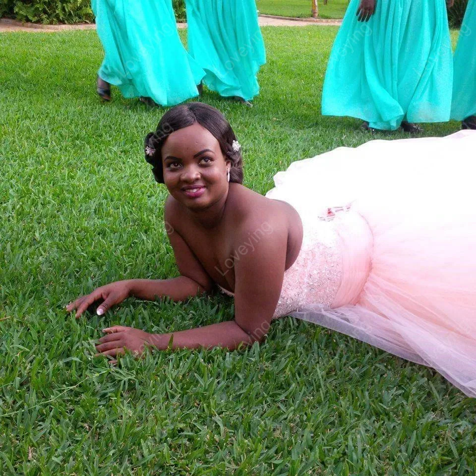 사용자 정의 인기있는 연인 파란색 장식 조각 흑인 여자 웨딩 드레스 가운 드 결혼 S 볼 가운 라이트 핑크 신부 가운