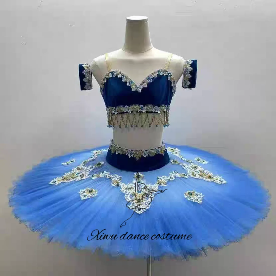 Costume de scène de ballet, jupe en tulle superposée, détails décoratifs sur les épaules
