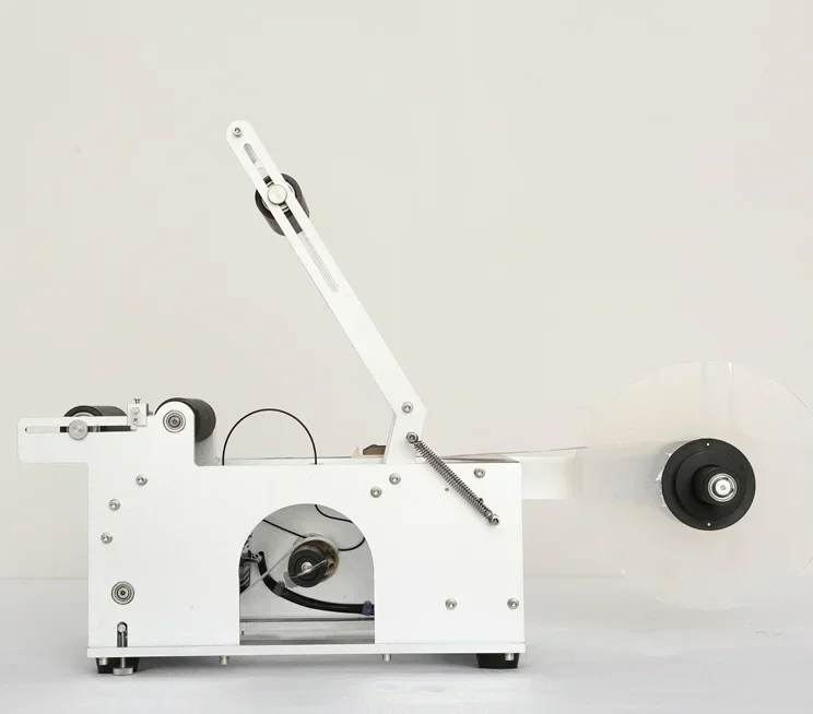 Low Price Semi Automatic Adhesive Sticker Round Bottle Labeling Machine/Wine Bottle Small Packing Machine