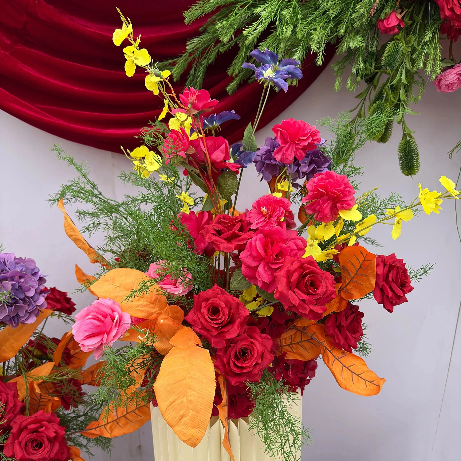 

Набор цветочных композиций с красной розой, уличное свадебное украшение, искусственный цветочный фон, подвесной цветочный ряд, дорожный свинцовый цветочный шар