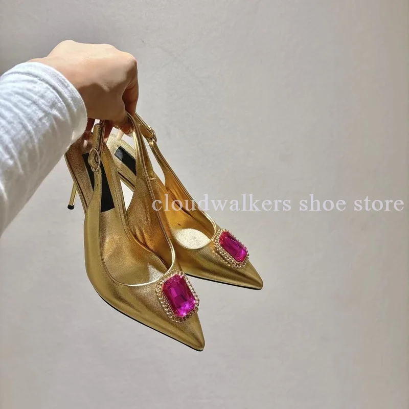 

Элегантные туфли-лодочки с матовой золотой кожаной отделкой, крупными фиолетовыми стразами, металлическим каблуком и ремешком на щиколотке, для банкетов и торжественных мероприятий