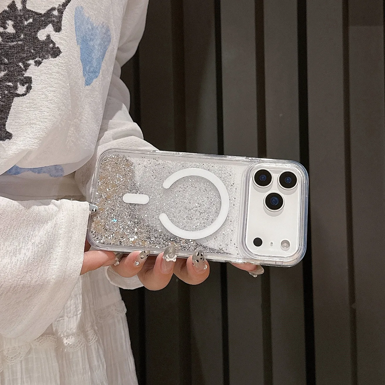 Simple and minimalist magnetic shell with liquid sand flow design, suitable for Apple iPhone 17 Pro Max and iPhone 16