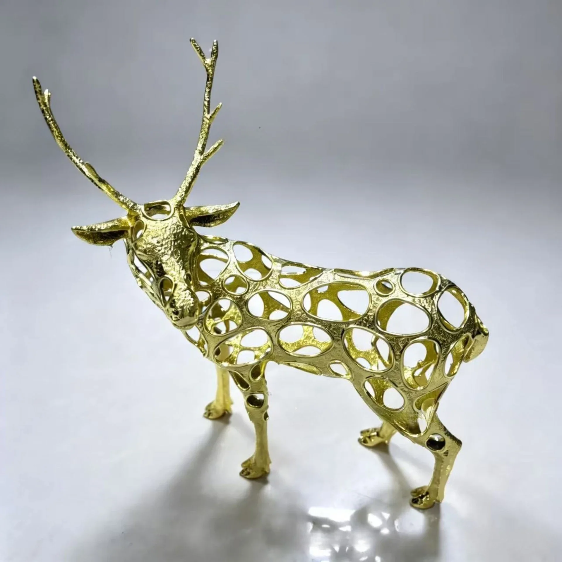 Metal Hollowed-out Animal Sculptures Golden Deer Realistic Animal Statues Giraffe Metal Figurine Home Decoration Accessories