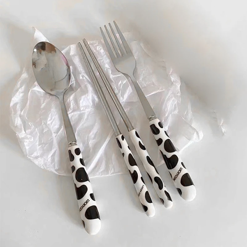 ポータブルステンレス製食器セット、かわいい漫画の牛革ギフト、スプーン、箸を含む、3個